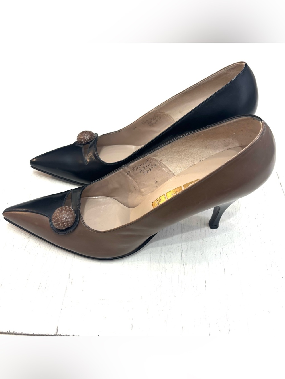 Vintage I. Miller 1950-60 Black Pointed Leather Pumps with Brown Button Accent - Picture 12 of 16